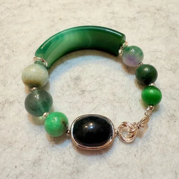 Emerald Presence Bracelet – Bold Green Statement Bangle with Natural Stone Beads - Picture 2 of 6